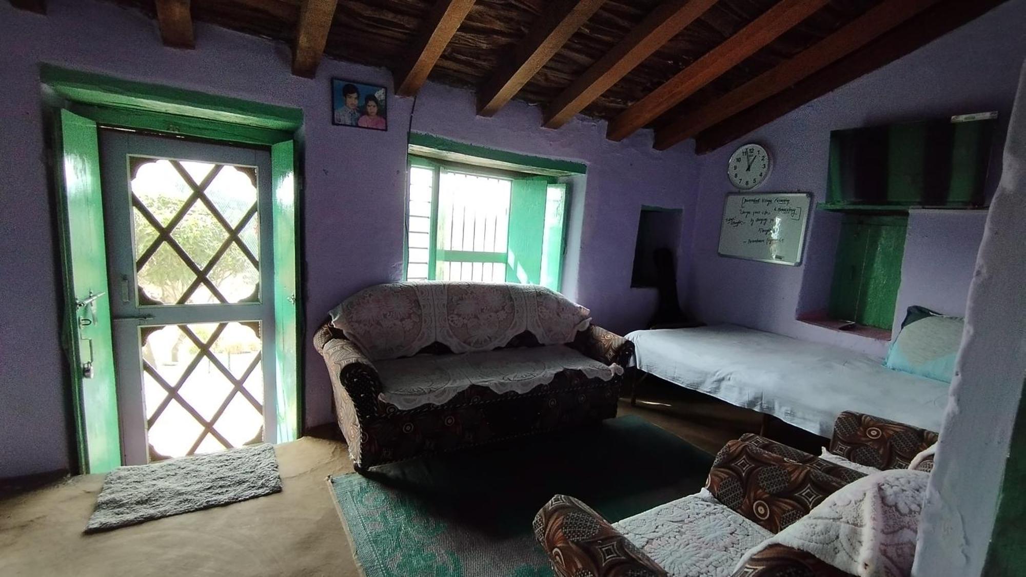 Dwarahat Village Homestay- Pahadi Ghar Ruang foto